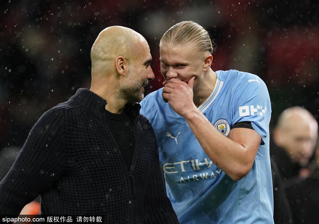 休·格拉斯（莱昂纳多·迪卡普里奥 Leonardo DiCaprio 饰）是一位皮草猎人，在一次狩猎途中被一头熊殴打成重伤后被同业的搭船船主安德鲁·亨利（多姆纳尔·格里森 Domhnall Gleeson 饰）救下，船主雇佣了两小我约翰·菲茨杰拉德（汤姆·哈迪 Tom Hardy 饰）和吉姆·布里杰（威尔·保尔特 Will Poulter 饰）来赐顾帮衬他。约翰·菲茨杰拉德底子无意赐顾帮衬格拉斯，同心专心只想着将格拉斯的财富占为己有，因而残暴的杀戮了格拉斯的儿子，并说服吉姆·布里杰将格拉斯丢弃在荒原等死。两人原以